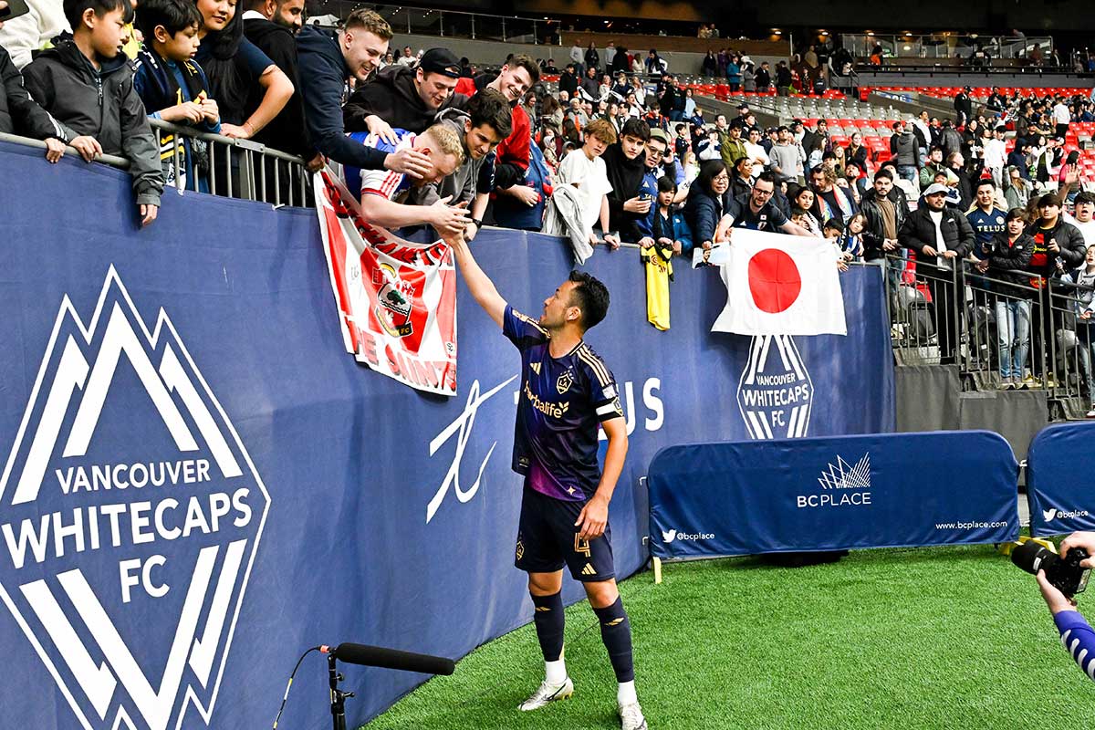 試合後に日の丸を振っていたファンに駆け寄ったあと、サウサンプトンFCのファンと握手するLAギャラクシーの吉田。2025年3月2日、バンクーバー市。Photo by Koichi Saito/Japan Canada Today