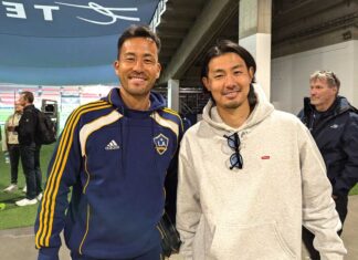 高丘選手らと共に「MLSへの扉を開いていかないといけない」吉田麻也選手 LAギャラクシー吉田選手(左)とバンクーバー・ホワイトキャップス高丘選手。試合後に。2025年3月2日、BCプレース。撮影 日加トゥデイ