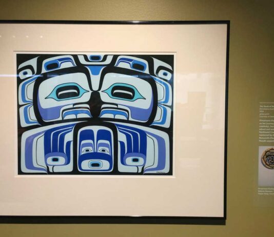 世界初、先住民ヌクサルク族の展覧会「芸術に刻まれた誇りと未来への継承」 「The Touch of Water」by Ximximana-Kashja Clellamin 。ヌクサルク族の若手アーティストの作品。2025年2月19日、バンクーバー市。Photo by Ayaka Furukawa/Japan Canada Today