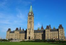 「カナダ“乗り鉄”の旅」第24回 国民の審判を仰いだカーニー首相、対トランプ政権の手本となりそうな「とても難しい決断」 改修工事前の2017年8月のカナダ連邦議会議事堂(大塚圭一郎撮影)