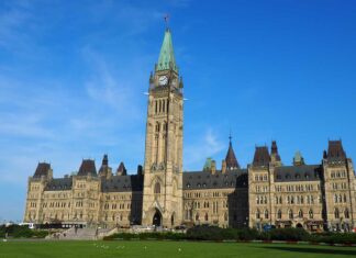 「カナダ“乗り鉄”の旅」第24回 国民の審判を仰いだカーニー首相、対トランプ政権の手本となりそうな「とても難しい決断」 改修工事前の2017年8月のカナダ連邦議会議事堂(大塚圭一郎撮影)