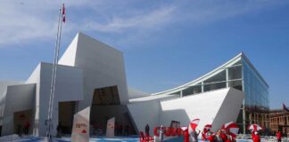 開幕の大阪・関西万博、「再生」がコンセプトのカナダ館が人気 開幕に間に合うも、名物の販売施設開業は「追い込みの作業中」 2025年大阪・関西万博のカナダパビリオン(カナダ館)の外観(大塚圭一郎撮影)