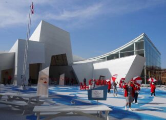 開幕の大阪・関西万博、「再生」がコンセプトのカナダ館が人気 開幕に間に合うも、名物の販売施設開業は「追い込みの作業中」 2025年大阪・関西万博のカナダパビリオン(カナダ館)の外観(大塚圭一郎撮影)