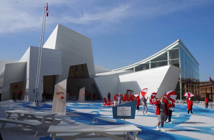 開幕の大阪・関西万博、「再生」がコンセプトのカナダ館が人気 開幕に間に合うも、名物の販売施設開業は「追い込みの作業中」 2025年大阪・関西万博のカナダパビリオン(カナダ館)の外観(大塚圭一郎撮影)