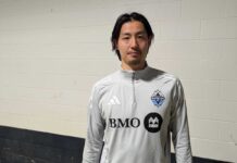 ホワイトが4得点でキャップス快勝、好調のカギは守りにあり ホワイトが「キョウダイ(兄弟)」と呼んだ高丘。試合後のインタビューのあとで。2025年4月12日、BCプレース。撮影 日加トゥデイ