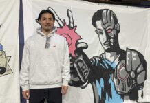 ホワイトキャップス快勝で首位堅持 GK高丘は安定の守りで貢献 バンクーバー・ホワイトキャップス試合時にBCプレースのサウスサイダーズ前に掲げられているGK高丘の “Upgrade Complete”の前で。2025年4月5日、BCプレース。コロラド・ラピッズ戦。撮影 田上麻里亜