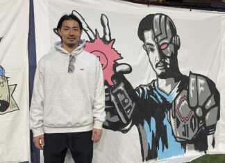 ホワイトキャップス快勝で首位堅持 GK高丘は安定の守りで貢献 バンクーバー・ホワイトキャップス試合時にBCプレースのサウスサイダーズ前に掲げられているGK高丘の “Upgrade Complete”の前で。2025年4月5日、BCプレース。コロラド・ラピッズ戦。撮影 田上麻里亜