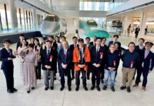 日本一の鉄道旅行に昭和時代の雰囲気満喫の夜行列車 2024年度の鉄旅オブザイヤー 鉄旅オブザイヤー2024年度の受賞者と関係者。前列一番左が吉川正洋さん、2人目が久野知美さん、4人目が鉄旅オブザイヤー実行委員会の小谷野悦光委員長(日本旅行社長)、一番右がホリプロの南田祐介マネージャー。筆者は最後列の一番右(鉄旅オブザイヤー実行委員会提供)