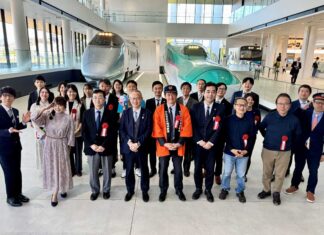 日本一の鉄道旅行に昭和時代の雰囲気満喫の夜行列車 2024年度の鉄旅オブザイヤー 鉄旅オブザイヤー2024年度の受賞者と関係者。前列一番左が吉川正洋さん、2人目が久野知美さん、4人目が鉄旅オブザイヤー実行委員会の小谷野悦光委員長(日本旅行社長)、一番右がホリプロの南田祐介マネージャー。筆者は最後列の一番右(鉄旅オブザイヤー実行委員会提供)