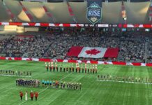 カナダでサッカー女子プロリーグNSLが開幕、バンクーバーで約15,000人が声援 試合前の国歌斉唱。「オーカナダ」と共に巨大メープルリーフも登場。2025年4月16日、BCプレース。撮影 日加トゥデイ