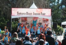 春の訪れを祝う2日間 さくらデイズ・ジャパンフェア 2025 華やかな衣装でよさこいを披露するAppare Yosakoi Vancouverのパフォーマーたち。2025年4月13日、バンクーバー市。Photo by Hirotomo Nijima