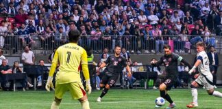 バンクーバー・ホワイトキャップス、球団史上初のMLSカップ決勝へ インテル・マイアミのメッシのシュートに構えるGK高丘。2025年4月24日、BCプレース。Photo by Saito Koichi/Japan Canada Today