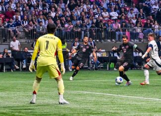 バンクーバー・ホワイトキャップス、球団史上初のMLSカップ決勝へ インテル・マイアミのメッシのシュートに構えるGK高丘。2025年4月24日、BCプレース。Photo by Saito Koichi/Japan Canada Today