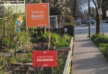 カナダ総選挙終盤を迎える前に自由党とNDP、選挙公約を発表 自由党と新民主党の候補者の名前が掲げられたノースバンクーバー選挙区。2025年4月17日、ノースバンクーバー市。撮影 日加トゥデイ