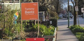 カナダ総選挙終盤を迎える前に自由党とNDP、選挙公約を発表 自由党と新民主党の候補者の名前が掲げられたノースバンクーバー選挙区。2025年4月17日、ノースバンクーバー市。撮影 日加トゥデイ