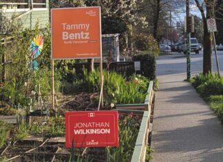 カナダ総選挙終盤を迎える前に自由党とNDP、選挙公約を発表 自由党と新民主党の候補者の名前が掲げられたノースバンクーバー選挙区。2025年4月17日、ノースバンクーバー市。撮影 日加トゥデイ