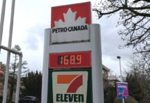 炭素税撤廃でカナダ全国でガソリン価格が下落、BC州でも大幅安に 2025年4月1日から炭素税が撤廃された後のガソリン価格。ブリティッシュ・コロンビア州ノース・バンクーバー市。2025年4月7日。撮影 日加トゥデイ