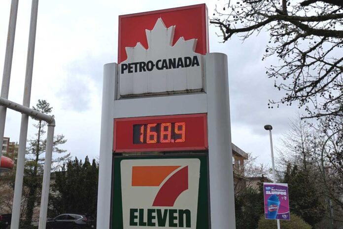 2025年4月1日から炭素税が撤廃された後のガソリン価格。ブリティッシュ・コロンビア州ノース・バンクーバー市。2025年4月7日。撮影　日加トゥデイ