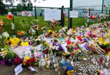 バンクーバーで開催中のフィリピンフェスティバルで車が突っ込み11人死亡 事件後、現場には多くの花束が手向けられていた。2025年4月28日、バンクーバー市。撮影 斉藤光一