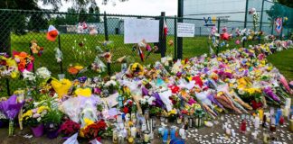 バンクーバーで開催中のフィリピンフェスティバルで車が突っ込み11人死亡 事件後、現場には多くの花束が手向けられていた。2025年4月28日、バンクーバー市。撮影 斉藤光一