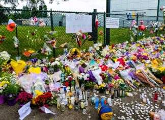 バンクーバーで開催中のフィリピンフェスティバルで車が突っ込み11人死亡 事件後、現場には多くの花束が手向けられていた。2025年4月28日、バンクーバー市。撮影 斉藤光一