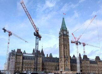 カーニー政権予算案 赤字額は780億ドルも経済成長と生産性促進に重点 改修工事中のカナダ国会議事堂。オンタリオ州オタワ市。2025年4月3日。撮影 日加トゥデイ