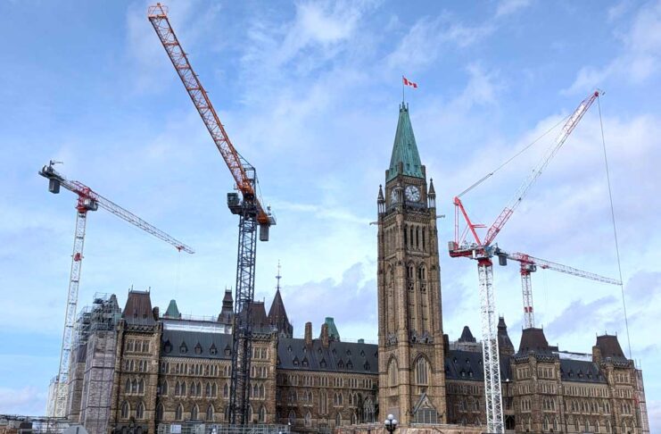 連邦政府とアルバータがパイプライン推進に合意、先住民族とBCは反発 改修工事中のカナダ国会議事堂。オンタリオ州オタワ市。2025年4月3日。撮影 日加トゥデイ
