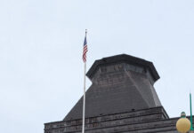 トランプ大統領、カナダへの関税を35%に引き上げ オンタリオ州オタワ市にあるアメリカ大使館の星条旗。2025年4月2日。撮影 日加トゥデイ