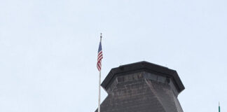 米国防長官、カナダの人気絵本キャラクターで麻薬密輸船攻撃の偽造画像投稿が非難浴びる オンタリオ州オタワ市にあるアメリカ大使館の星条旗。2025年4月2日。撮影 日加トゥデイ