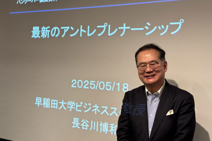 長谷川博和教授。講演会場で。2025年5月18日、バンクーバー市。撮影　Michiru Miyai