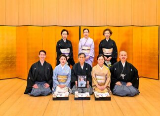 西川流カナダ彩月会、3名が西川流苗字内に加わりました 名古屋の西川流家元会館での名取襲名披露式で。2025年4月6日。写真提供 西川流カナダ彩月会/撮影 斉藤光一