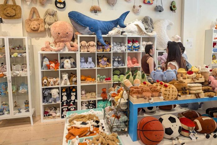 店内にはジェリーキャット商品がずらり。2025年4月18日、バンクーバー市。撮影　日加トゥデイ