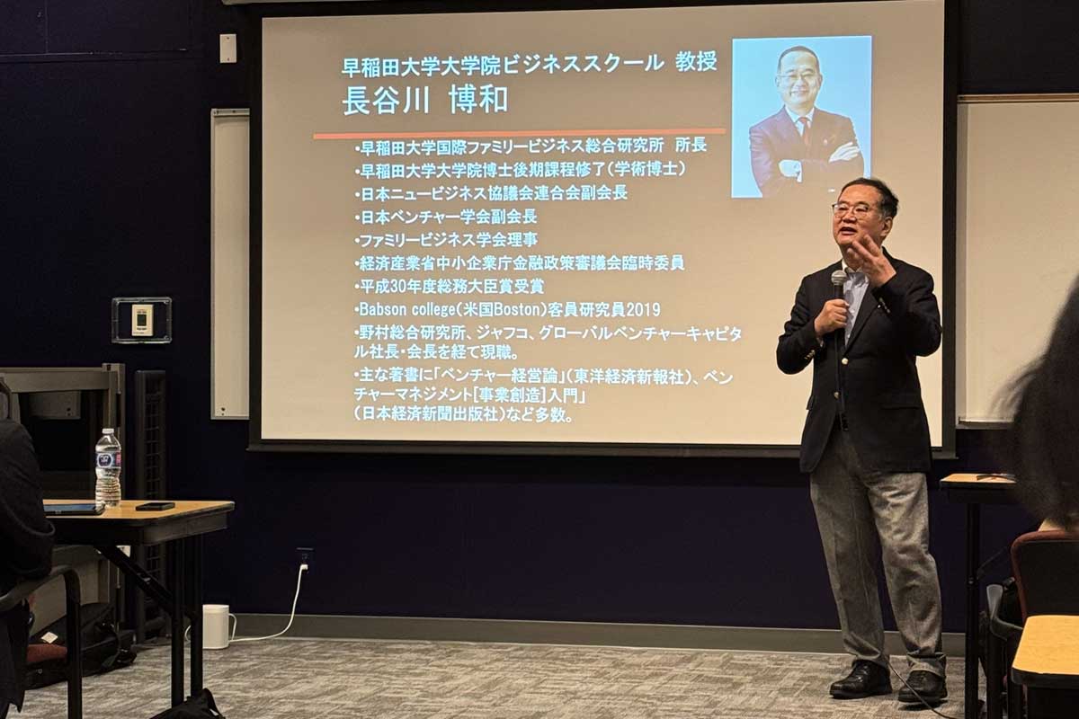 講演中の長谷川教授。2025年5月18日、バンクーバー市。撮影 Michiru Miyai