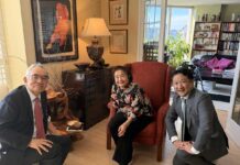 トロント在住広島被爆者で平和活動家サーロー節子さんと山野内勘二大使が対談 山野内大使(左)、サーローさん(中央)、林田書記官(右)。2025年4月30日、トロント市。写真 在カナダ日本国大使館フェイスブックより