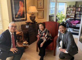 トロント在住広島被爆者で平和活動家サーロー節子さんと山野内勘二大使が対談 山野内大使(左)、サーローさん(中央)、林田書記官(右)。2025年4月30日、トロント市。写真 在カナダ日本国大使館フェイスブックより