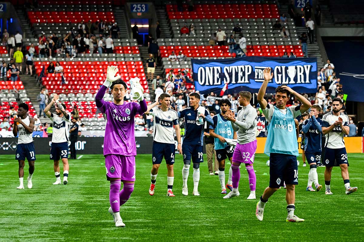 試合後、ファンに手を振る高丘とホワイトキャップスの選手たち。ミネソタ・ユナイテッド戦。2025年5月28日、BCプレース。Photo by Koichi Saito/Japan Canada Today