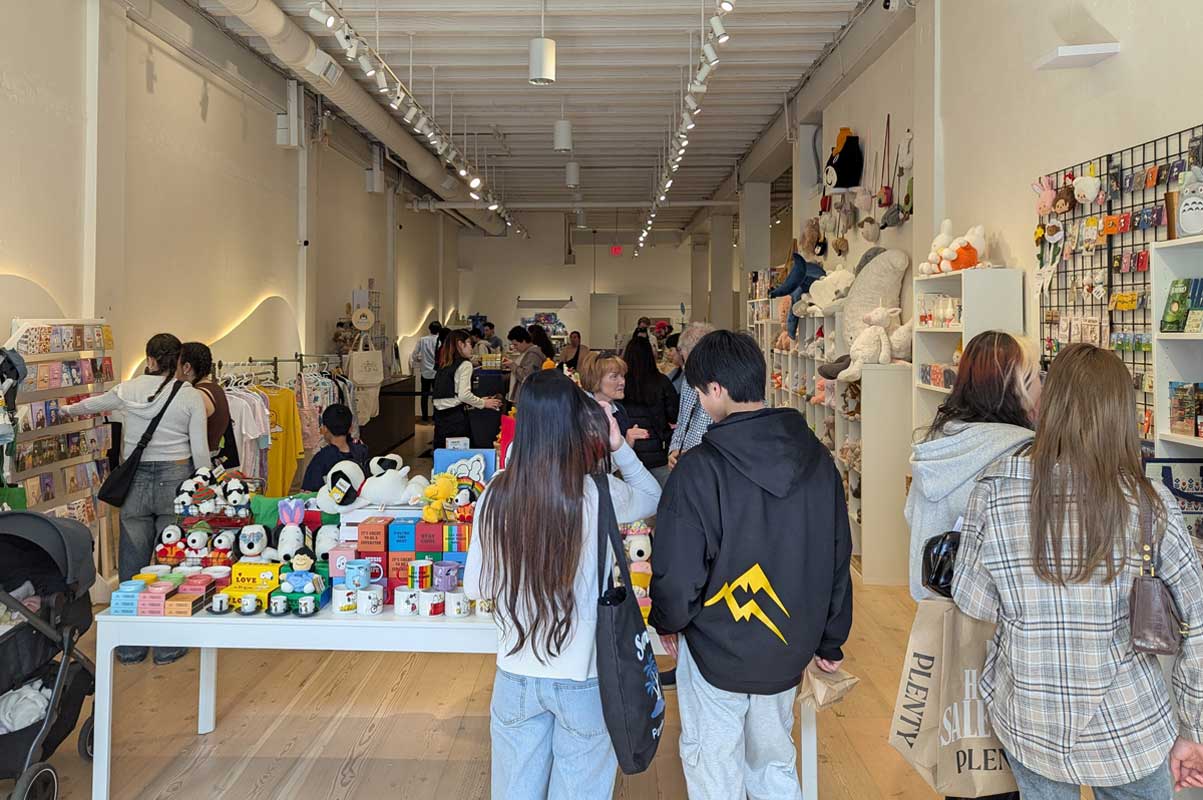 グランドオープンに多くの人が店を訪れた。2025年4月18日、バンクーバー市。撮影 日加トゥデイ