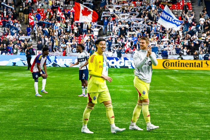 試合後メンバーと笑顔をみせるGK高丘。2025年5月3日、BCプレース。Photo by Saito Koichi/Japan Canada Today