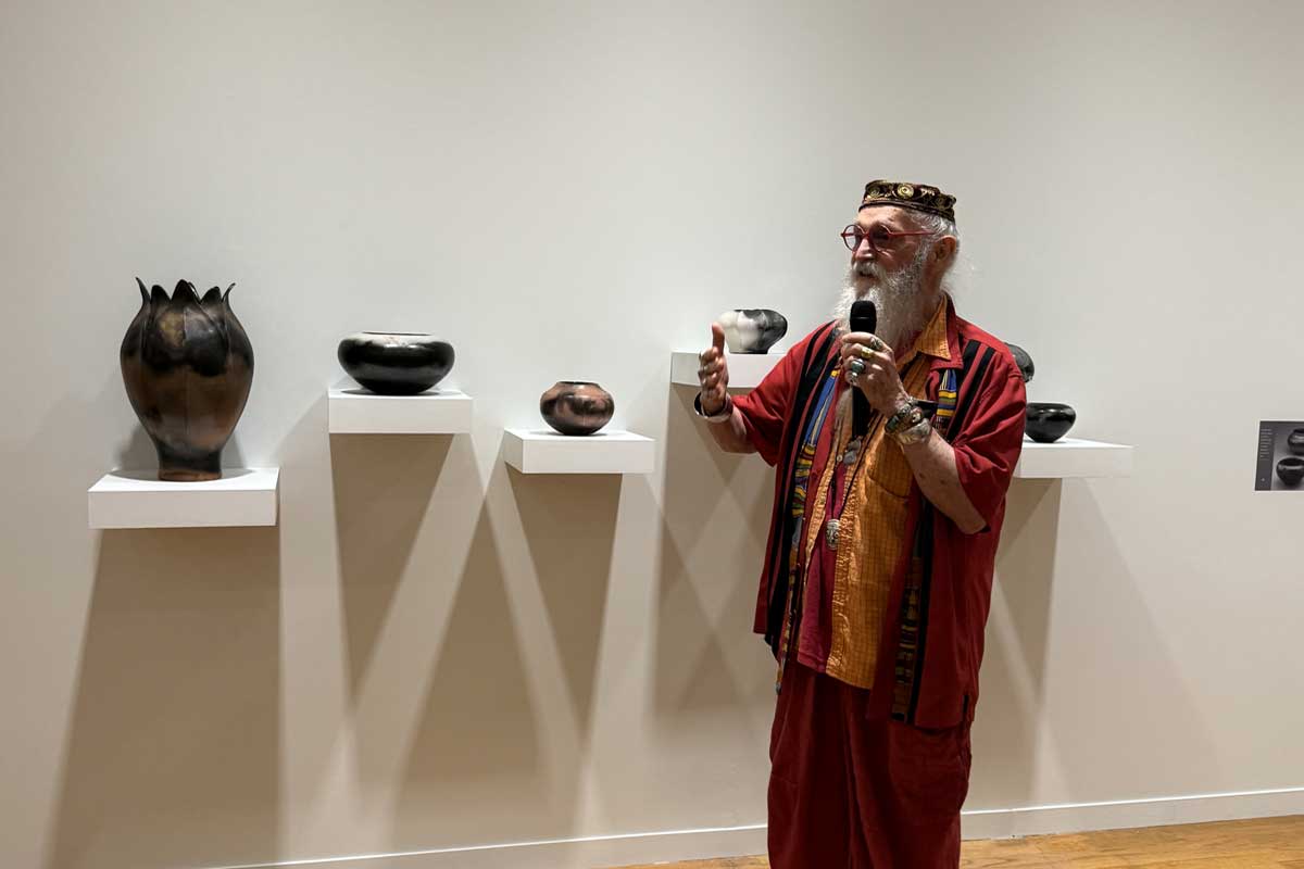 同時開催のWritten in Clay: John David Lawrence Collectionで説明するジョンさん。2025年5月25日、バンクーバー市。撮影 Michiru Miyai