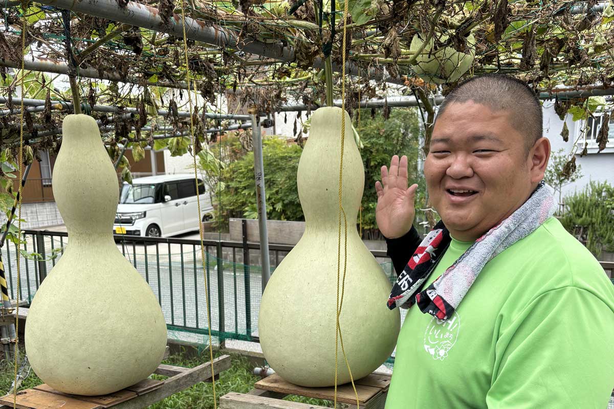栽培して実った大きなひょうたんと一緒に。写真提供:あらぽんさん