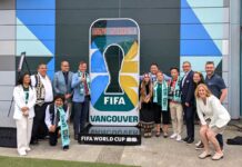 2026W杯バンクーバー開催費用は約6億ドルになる可能性 シム市長、ハーバートBCスポーツ大臣ら関係者がカウントダウン時計と。2025年6月11日、バンクーバー市。撮影 日加トゥデイ