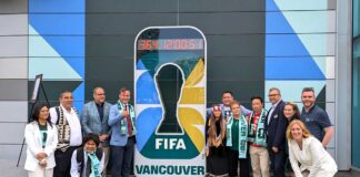 2026W杯バンクーバー開催費用は約6億ドルになる可能性 シム市長、ハーバートBCスポーツ大臣ら関係者がカウントダウン時計と。2025年6月11日、バンクーバー市。撮影 日加トゥデイ