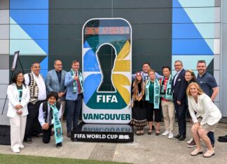 2026W杯バンクーバー開催費用は約6億ドルになる可能性 シム市長、ハーバートBCスポーツ大臣ら関係者がカウントダウン時計と。2025年6月11日、バンクーバー市。撮影 日加トゥデイ