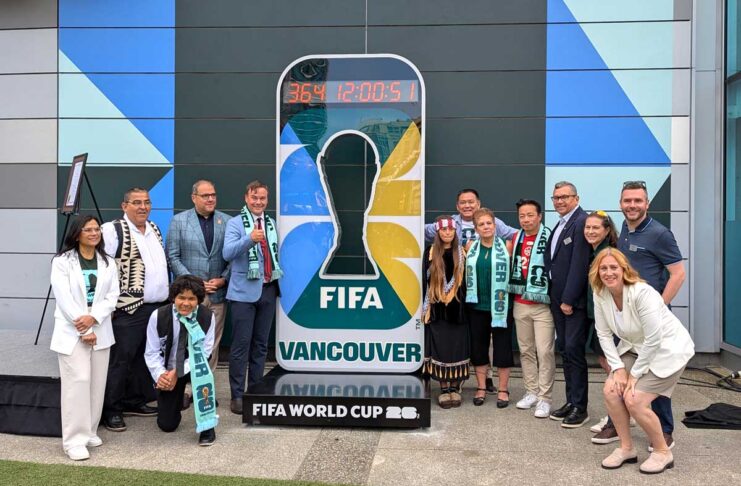 2026年FIFAワールドカップのボランティア募集開始 シム市長、ハーバートBCスポーツ大臣ら関係者がカウントダウン時計と。2025年6月11日、バンクーバー市。撮影 日加トゥデイ