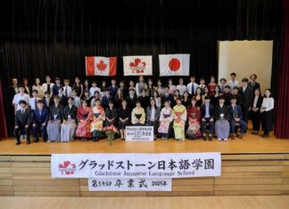 「卒業は通過点」グラッドストーン日本語学園第54回卒業式 共に歩んだ小学科から高等科までの卒業生と教職員全員が揃って記念撮影。グラッドストーン日本語学園卒業式。2025年5月31日、日系センターホール。Photo by Gladstone Japanese Language School