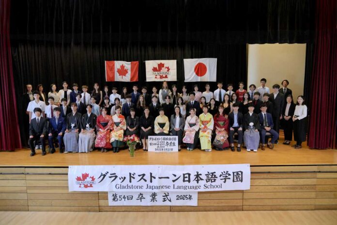 1_Gladstone_graduation_2025 共に歩んだ小学科から高等科までの卒業生と教職員全員が揃って記念撮影。グラッドストーン日本語学園卒業式。2025年5月31日、日系センターホール。Photo by Gladstone Japanese Language School