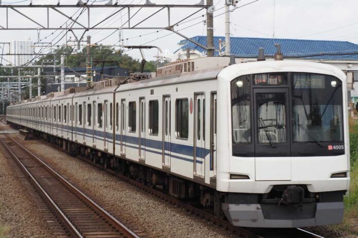 東急電鉄の電車５０５０系の東海道・山陽新幹線デザインラッピング編成（大塚圭一郎撮影）