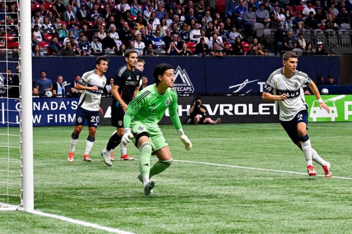 ゴール前で構えるGK高丘。サンディエゴFC戦。2025年6月25日、BCプレース。Photo by Koichi Saito/Japan Canada Today