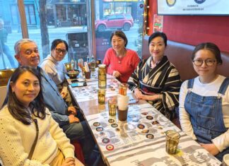 「県人会が集まってトロントの日系社会を盛り上げる」トロント都道府県人会・連合会 左から、連合会代表兼トロント千葉県人会・原会長、トロント沖縄県人会ケン・デイビス会長と仲座キャサリンキヨミさん、オンタリオ広島県人会・澤原こずえ代表、連合会副代表兼トロント新潟県人会プオポロ浩子会長、トロント京都府人会・川尻彩未会長。2025年4月1日、トロント市。撮影 日加トゥデイ