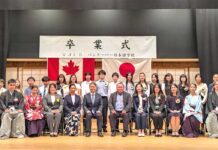 「次のレベルでもがんばりたい」2024年度バンクーバー日本語学校卒業式 卒業生全員で記念撮影。髙橋バンクーバー総領事、町田・須田共同理事長、担任の先生らと一緒に。2025年6月14日、バンクーバー市。撮影 日加トゥデイ